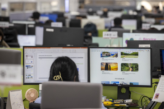 정부가 9일 '트래블 버블(Travel Bubble·여행안전권역)'을 본격 추진하기로 한 9일 오후 서울의 한 여행사에서 직원들이 업무를 보고 있다. 연합뉴스